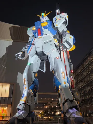夜空にそびえる巨大ロボット