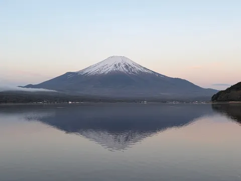 湖面に映る、静寂の富士山