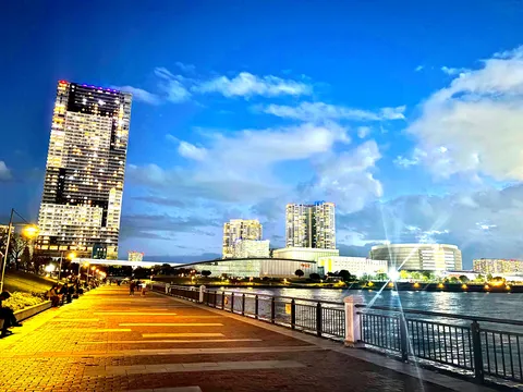 水辺にほどける夜景