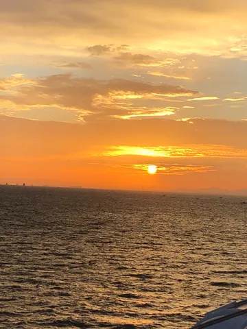 茜色の海と空の境界線