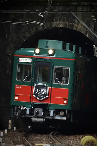 トンネルから出てくる列車