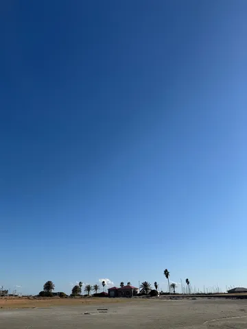 青空と砂浜の寛ぎ