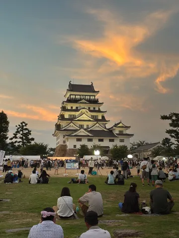夕暮れ時、城と人々