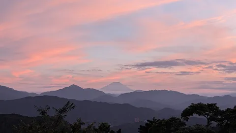 夕暮れの山影と静かな空