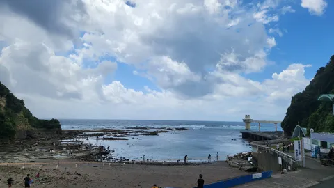 潮風に光る岩場の旅情