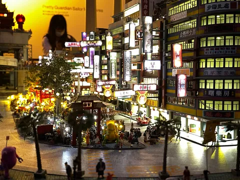 ネオンに灯る、ミニチュアの街の灯火