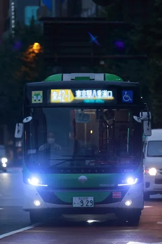 路線バスの夜の青い灯