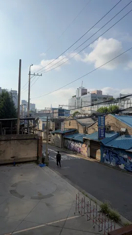青い屋根と風の街灯