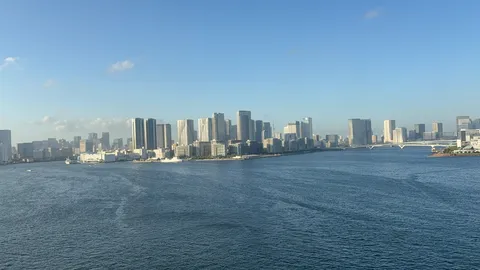 都会の海辺、光と影のコントラスト