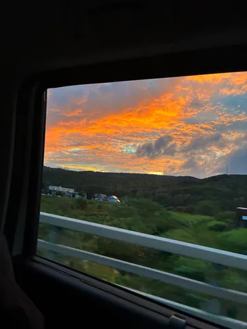 夕焼けと車窓の境界線