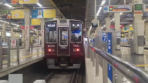 赤い車両と静かな駅