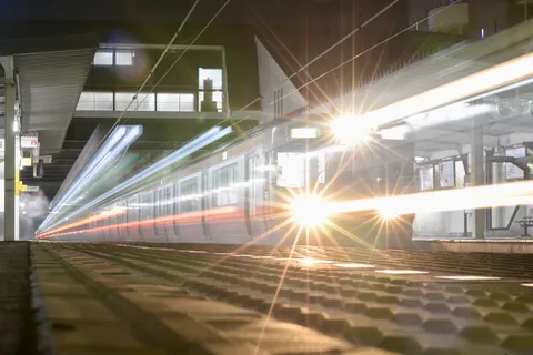 光の軌跡をまとう列車