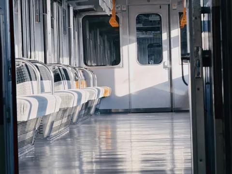 静寂の車内、光と影のコントラスト