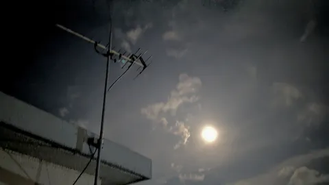 月明かりとアンテナ、静かな夜空