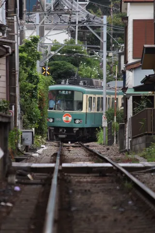 古き良き街並みを走る列車