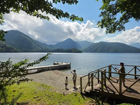 湖畔の午後、山並みを望む