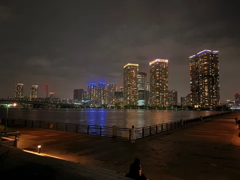 都会の灯りと水面の夜景