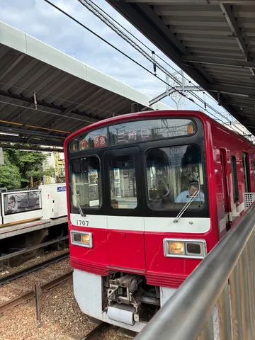 駅の赤い瞬間が走る