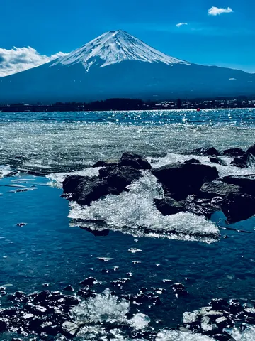 富士と波光る湖畔