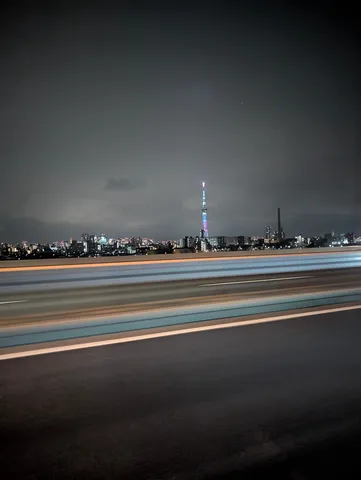 都会の夜景を駆け抜ける光の道