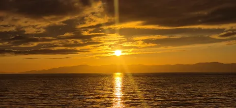 黄金色に輝く夕焼けの海