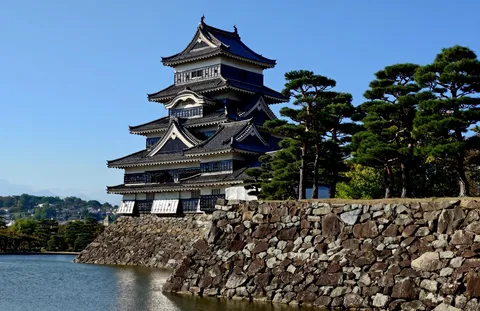 水面に浮かぶ城の影