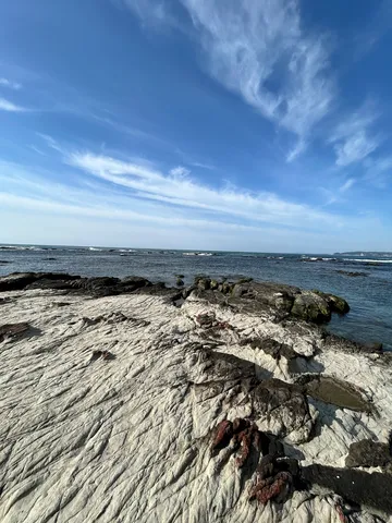 荒々しい岩肌と広がる青空