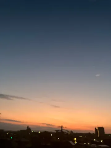 都会の空に溶ける、ノスタルジックな時間