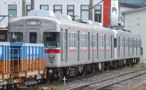 線路に佇むメタリックな輝き
