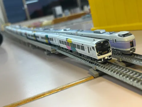 色彩が走る新幹線風景