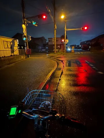 雨上がりの交差点、静かな夜