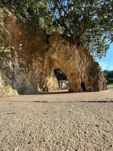 岩のトンネル、木漏れ日、そして秘密基地？