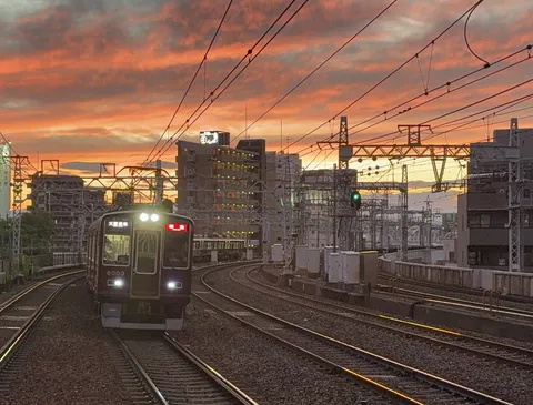 夕焼け染まる都会の鉄路