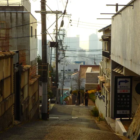 電線と坂道、日常の風景