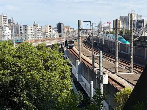 都会を駆ける新幹線と在来線