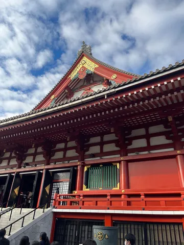 赤瓦と木組みの神社景色