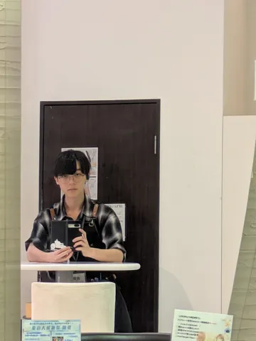 鏡越しの日常の一コマ