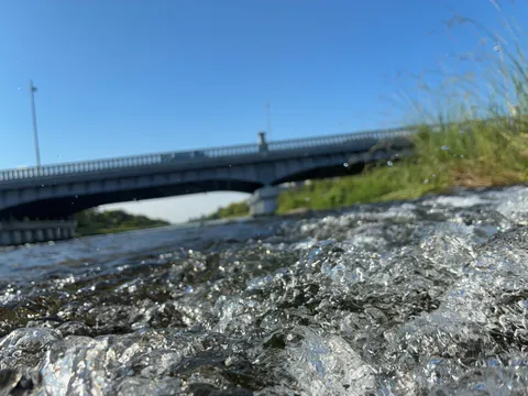水音と橋影の川辺風景