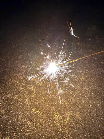 夜の火花が浮かぶ瞬間