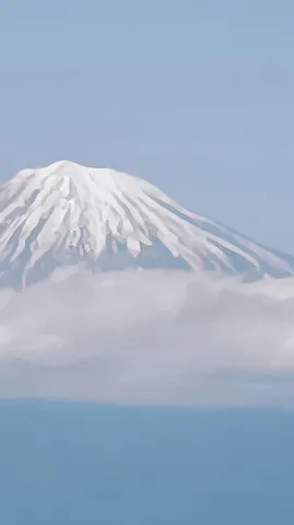 雲海に浮かぶ白き峰
