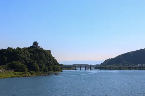 悠久の時を刻む、山城の威厳