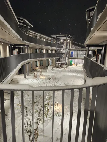 吹雪の夜、アパートメントの静寂