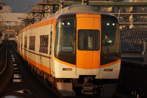 夕暮れのオレンジ列車