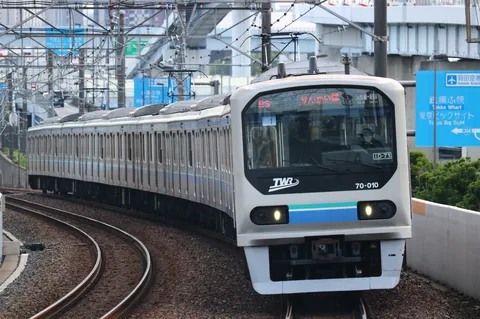 カーブを抜ける銀の列車