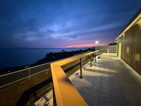 夜明けのベランダ、静寂の海