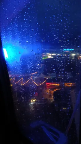 窓越しの雨粒と夜景