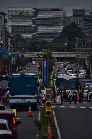 交差する日常、青いトラックの存在感