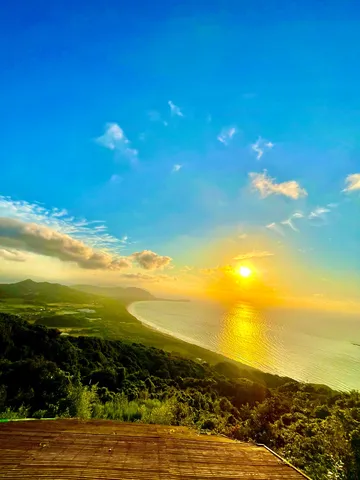 黄金に染まる岬の夕景