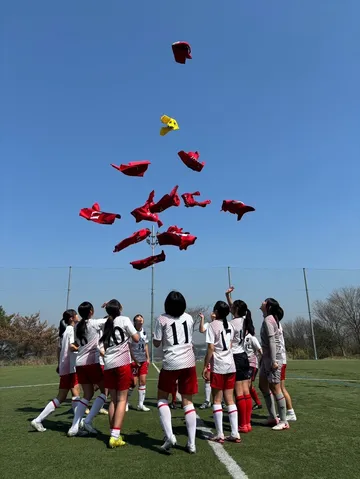 晴天に舞うユニフォームたち