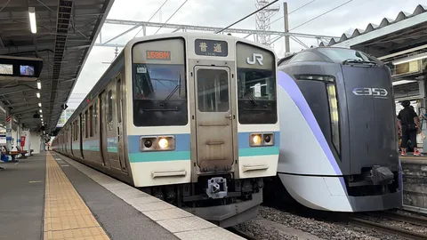 並ぶ列車と静かな朝